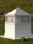 Миниатюрная копия Мавзолея в стамбульском парке Миниатюрк.